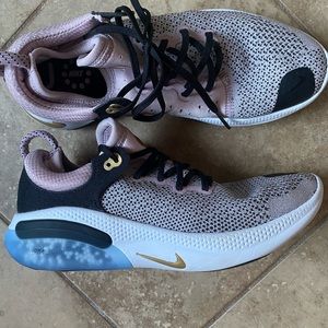 Nike Women’s Joyride Flyknit